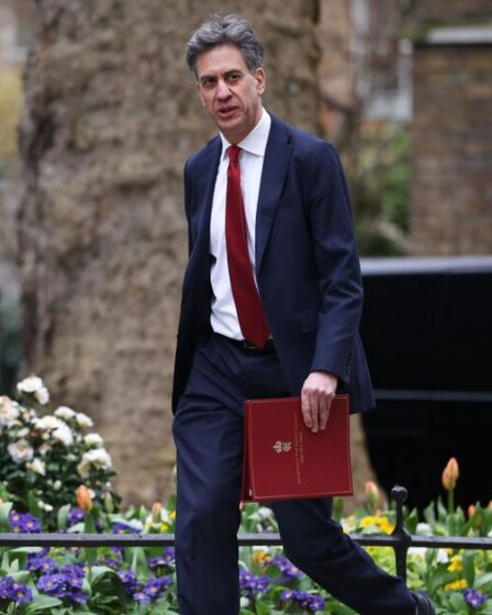 Ed Miliband dénonce la « pure folie » de la mer du Nord alors que les prix mondiaux du pétrole augmentent