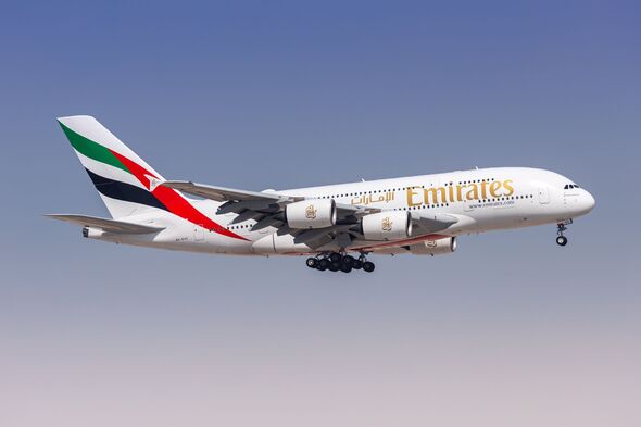 Avion Emirates Airbus A380-800 à l'aéroport de Dubaï aux Émirats arabes unis