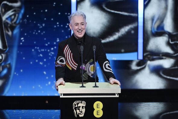 Alan Cumming s'exprime sur scène lors des BAFTA