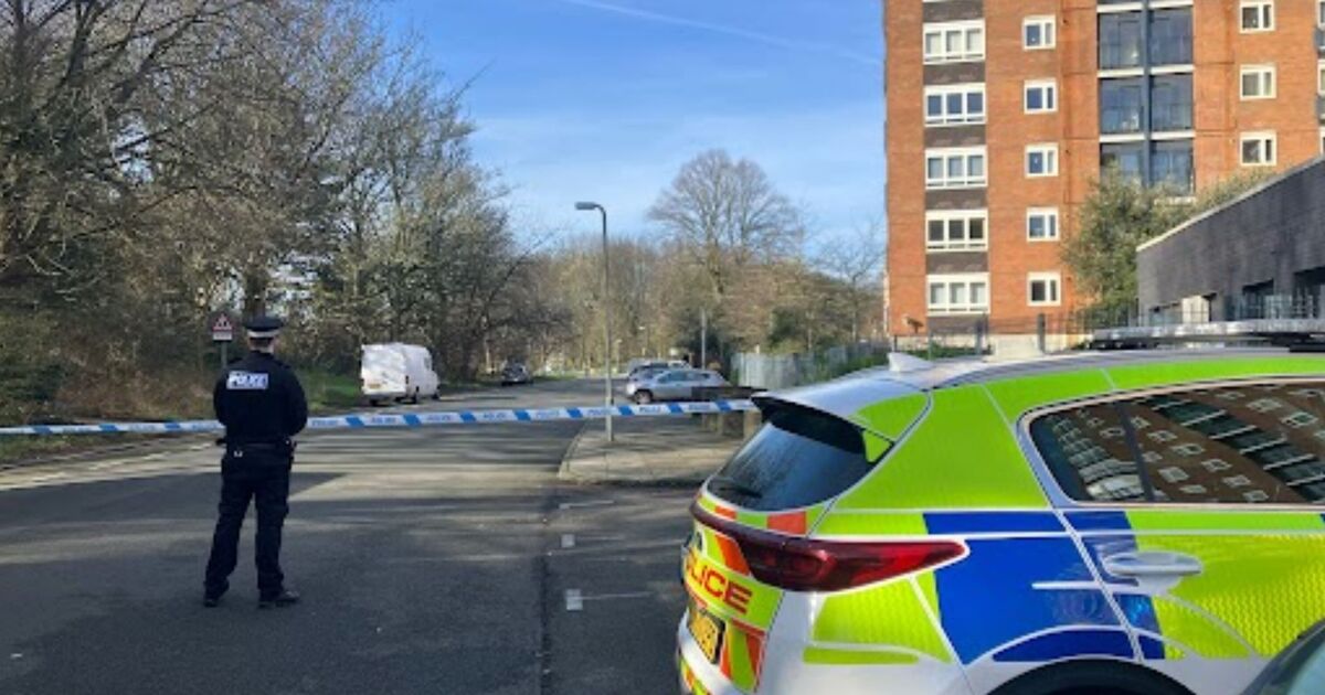 Incident de Liverpool EN DIRECT : la police descend dans une rue résidentielle alors qu'un cordon est établi près de l'école
