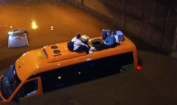 Touristes à bord du minibus à Tenerife inondé