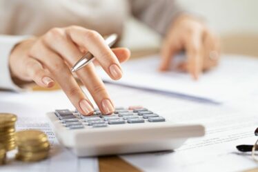 « Je suis un expert financier : voici comment transformer 100 £ en 100 000 £ à temps pour la retraite »