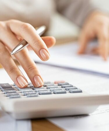 « Je suis un expert financier : voici comment transformer 100 £ en 100 000 £ à temps pour la retraite »