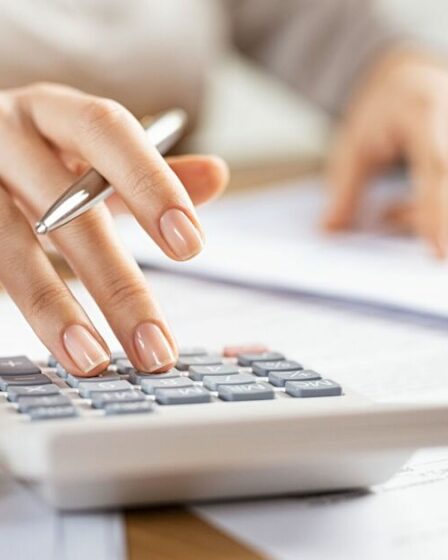 « Je suis un expert financier : voici comment transformer 100 £ en 100 000 £ à temps pour la retraite »