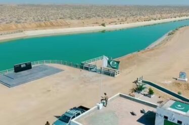 La construction de l'incroyable « mini-canal de Suez » coûte au pays 225 millions de livres sterling