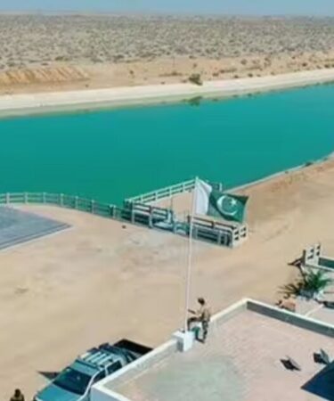 La construction de l'incroyable « mini-canal de Suez » coûte au pays 225 millions de livres sterling