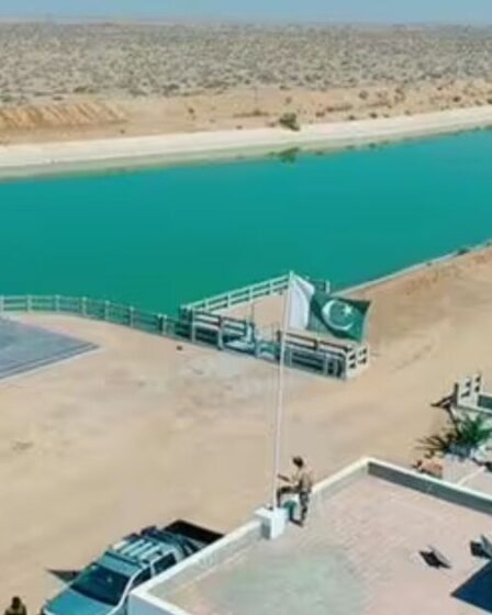 La construction de l'incroyable « mini-canal de Suez » coûte au pays 225 millions de livres sterling