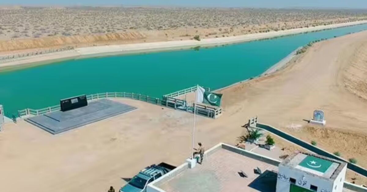 La construction de l'incroyable « mini-canal de Suez » coûte au pays 225 millions de livres sterling