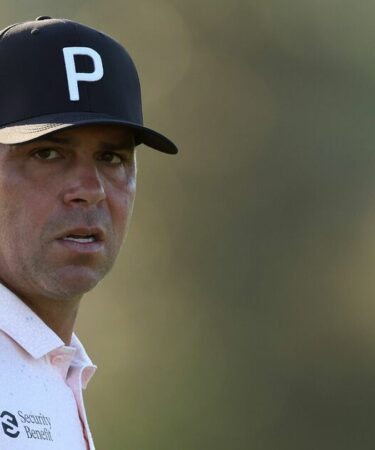 La star du golf retient ses larmes et admet qu'il « vit dans le mensonge » dans une interview émouvante