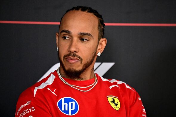 Lewis Hamilton regarde