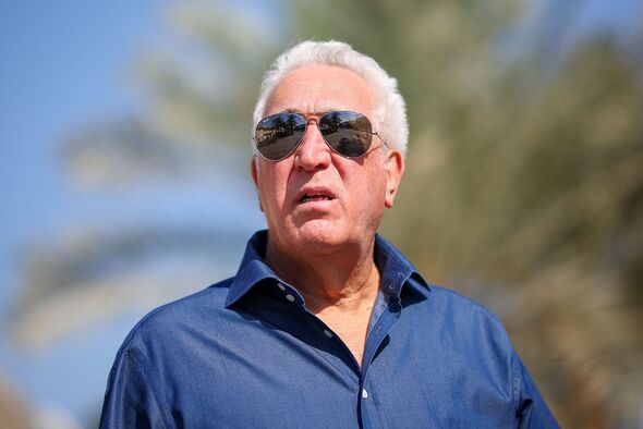 Lawrence Stroll regarde