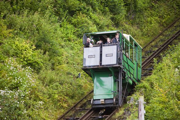 Le chemin de fer de falaise reliant Lynmouth à Lynton sur la côte nord du Devon. Le chemin de fer fonctionne à l'eau.