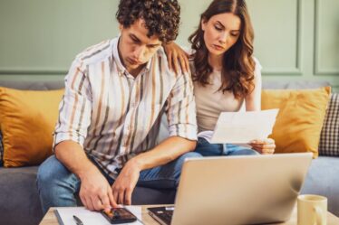 Le HMRC met en garde les personnes gagnant plus de 60 000 £ contre les règles de remboursement