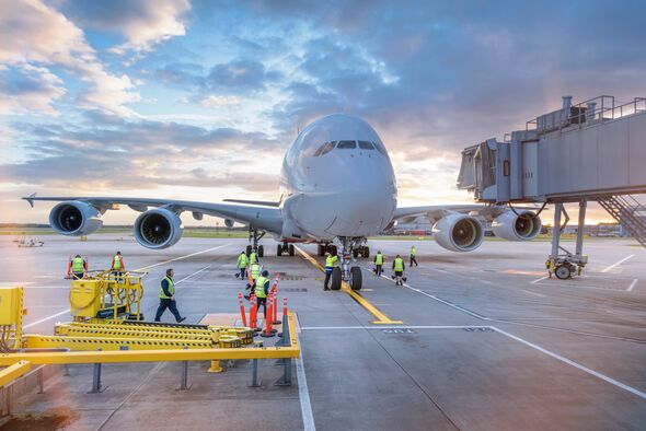 Personnel au sol s'occupant de l'avion A380 à l'aéroport - Photos Personnel au sol s'occupant de l'avion A380 à l'aéroport - Photos