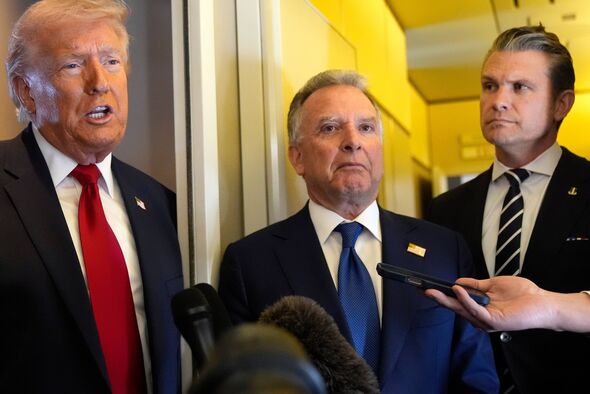 Le président Donald Trump s'adresse aux journalistes samedi alors qu'il voyageait à bord d'Air Force One.