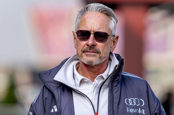 Jonathan Wheatley porte des lunettes de soleil foncées Jonathan Wheatley porte des lunettes de soleil foncées