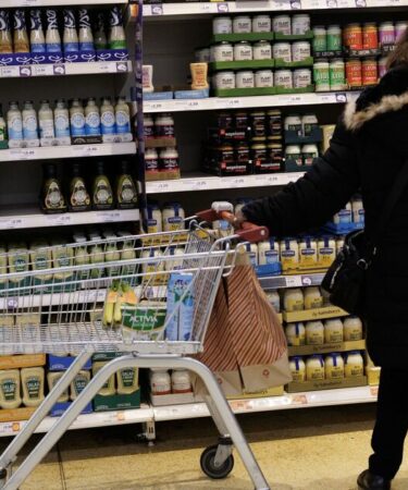 Les ménages britanniques sont invités à stocker 9 aliments clés en prévision de la Troisième Guerre mondiale