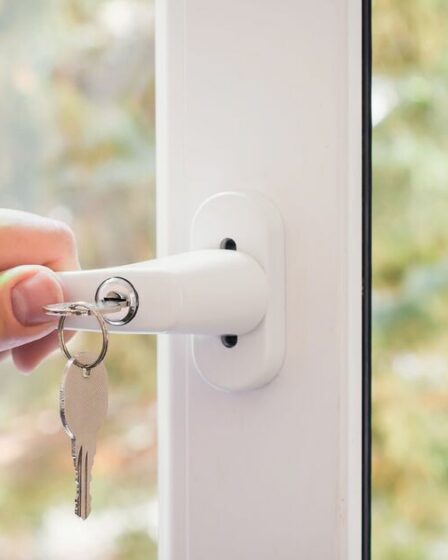 Les ménages de 69 régions du Royaume-Uni sont invités à verrouiller leurs portes et fenêtres – liste complète