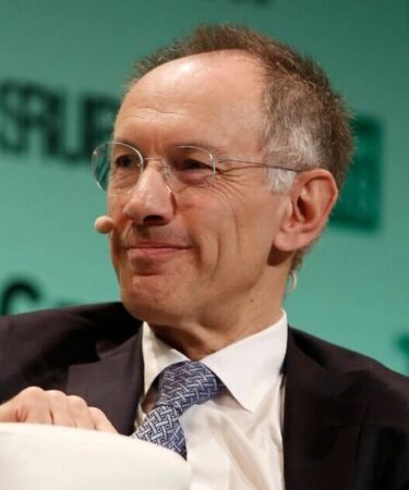 L'un des hommes les plus riches du Royaume-Uni déclare que la Grande-Bretagne est "tellement hostile" envers les Juifs qu'il veut la citoyenneté allemande