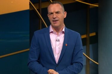 Martin Lewis exhorte les conducteurs d'essence à utiliser une carte de crédit ou de débit pour faire le plein