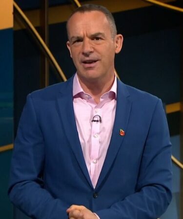 Martin Lewis exhorte les conducteurs d'essence à utiliser une carte de crédit ou de débit pour faire le plein