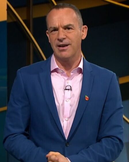 Martin Lewis exhorte les conducteurs d'essence à utiliser une carte de crédit ou de débit pour faire le plein