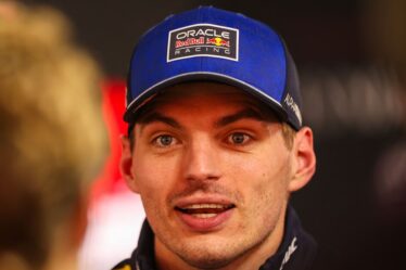 Max Verstappen au centre de la rangée alors que son coéquipier riposte après un commentaire accablant de deux mots