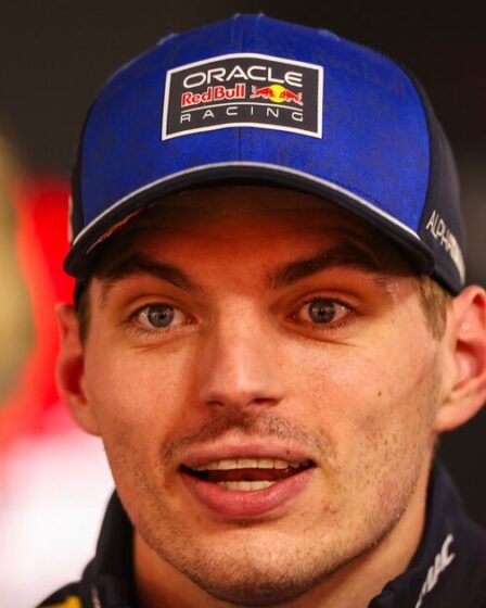 Max Verstappen au centre de la rangée alors que son coéquipier riposte après un commentaire accablant de deux mots