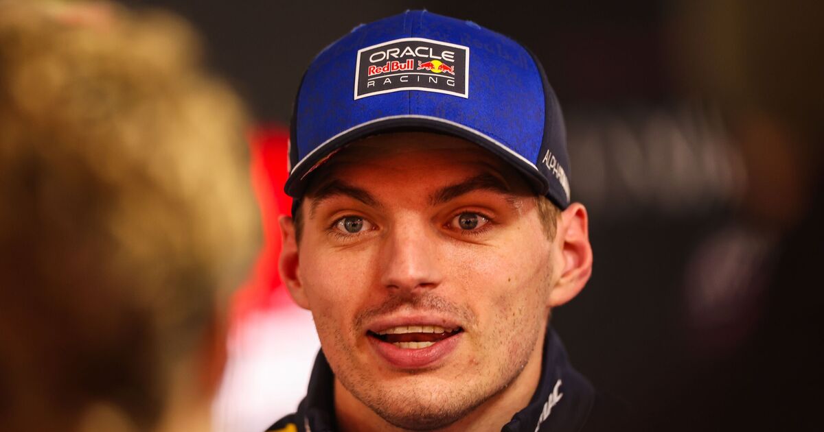 Max Verstappen au centre de la rangée alors que son coéquipier riposte après un commentaire accablant de deux mots