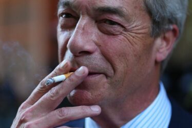 Nigel Farage s'engage à abandonner l'interdiction de fumer « puritaine » car il insiste sur le fait que « nous connaissons les risques !