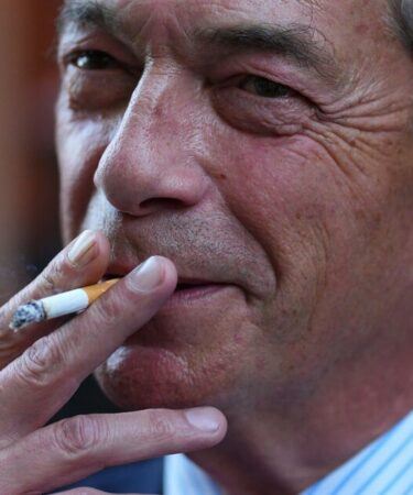 Nigel Farage s'engage à abandonner l'interdiction de fumer « puritaine » car il insiste sur le fait que « nous connaissons les risques !