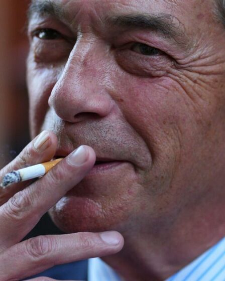 Nigel Farage s'engage à abandonner l'interdiction de fumer « puritaine » car il insiste sur le fait que « nous connaissons les risques !