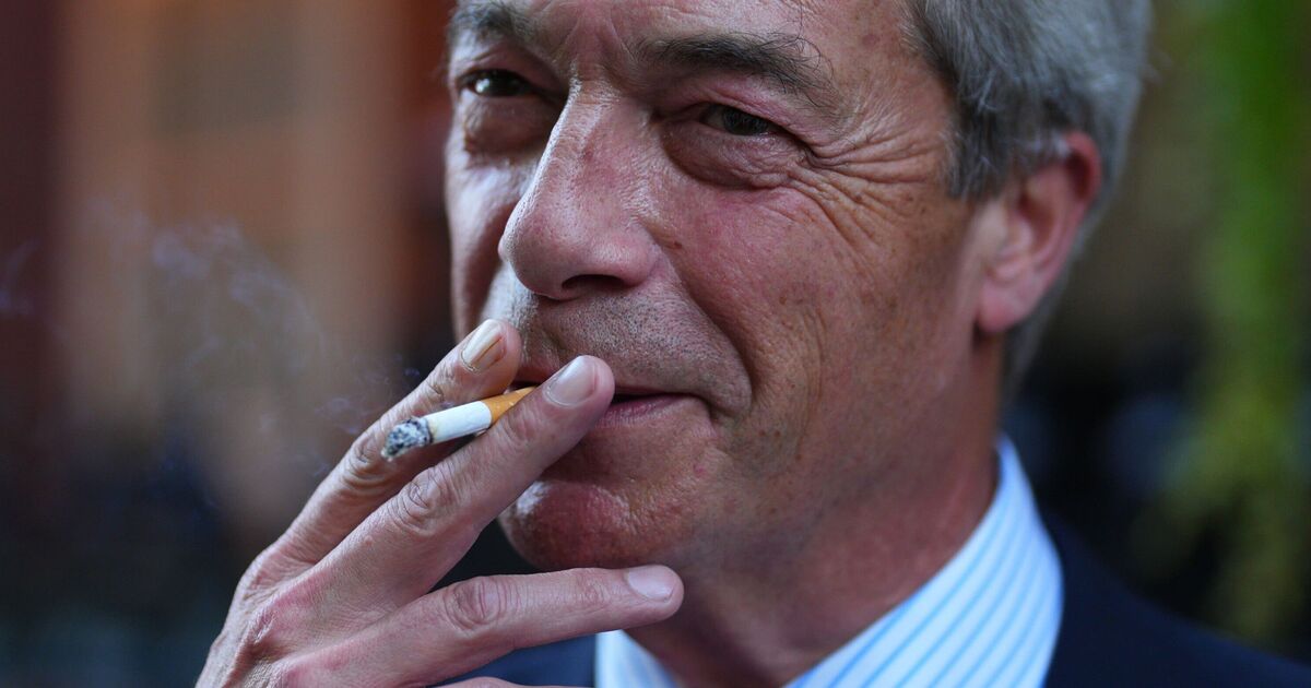 Nigel Farage s'engage à abandonner l'interdiction de fumer « puritaine » car il insiste sur le fait que « nous connaissons les risques !