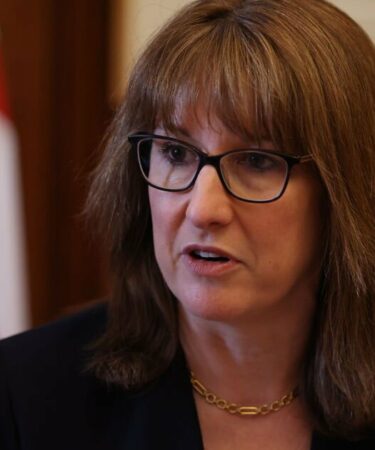 Rachel Reeves au bord du gouffre alors que les experts lancent un avertissement d'horreur sur l'emploi au Royaume-Uni – « 100 000 emplois perdus »