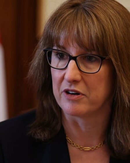 Rachel Reeves au bord du gouffre alors que les experts lancent un avertissement d'horreur sur l'emploi au Royaume-Uni – « 100 000 emplois perdus »