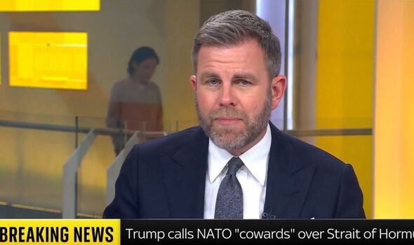 Gros plan sur Matt Barbet présentant Sky News alors qu'un ticker Breaking News s'affiche en bas de l'écran Gros plan sur Matt Barbet présentant Sky News alors qu'un ticker Breaking News s'affiche en bas de l'écran