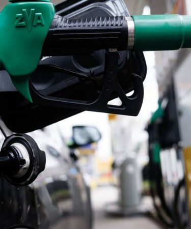 Sombre avertissement pour les Britanniques concernant les visites à l'hôpital alors que la guerre en Iran fait monter en flèche les prix du carburant