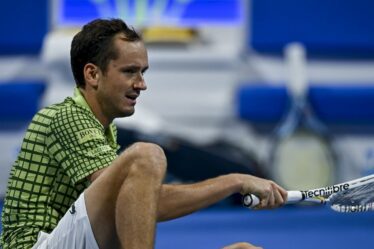Tennis EN DIRECT : Daniil Medvedev contraint de se retirer alors que la mère de la star fait une déclaration effrayante