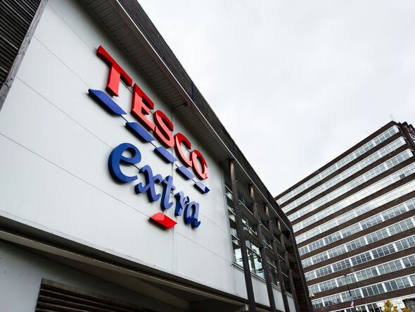 Signalisation extérieure Tesco Extra sur un bâtiment moderne de la ville de Manchester dans le centre commercial du Royaume-Uni