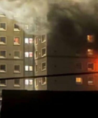 Un enfer d’horreur engloutit la tour Motherwell alors qu’un homme meurt en plongeant dans un bâtiment en feu