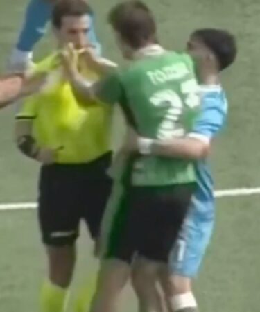 Un footballeur attrape l'arbitre et pousse un officiel de l'équipe dans une énorme explosion de carton rouge