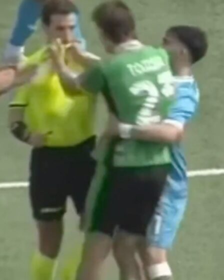 Un footballeur attrape l'arbitre et pousse un officiel de l'équipe dans une énorme explosion de carton rouge