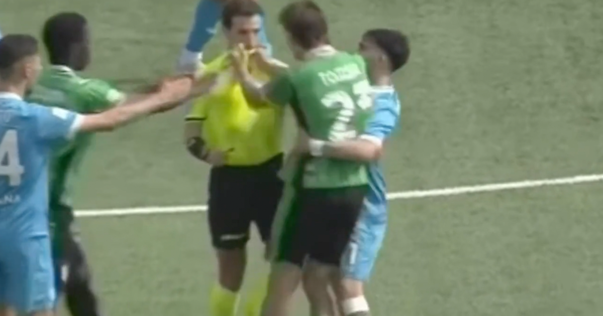 Un footballeur attrape l'arbitre et pousse un officiel de l'équipe dans une énorme explosion de carton rouge