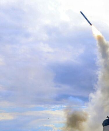 Un navire iranien « coulé » lors d'une superbe attaque sous-marine alors que la marine du CGRI est « envoyée au fond de la mer »