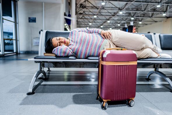 Femme mûre dormant à l'aéroport