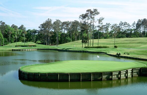 Un obstacle d'eau entoure le green du 17e trou du Stadium Course du TPC (Tournament Players Club) à Sawgrass. Un obstacle d'eau entoure le green du 17e trou du Stadium Course du TPC (Tournament Players Club) à Sawgrass.