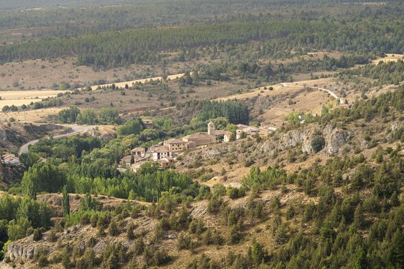 Village et église du canyon de la rivière Lobos à Soria, Espagne