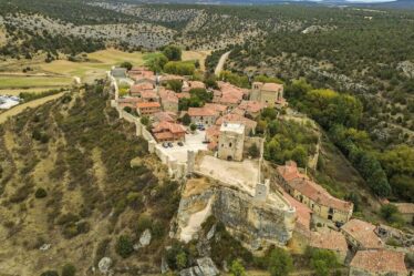 Un joli village proche du Royaume-Uni, où la température est de 24 °C en avril, paie des gens pour s'y installer