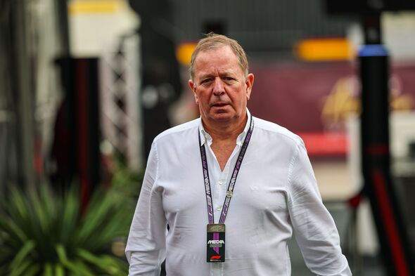 Martin Brundle porte un cordon média de Formule 1