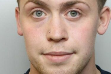 Un homme profère une menace effrayante de cinq mots à l'oreille d'une femme alors qu'il l'étrangle